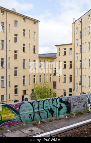 Berlin, Deutschland, Hinterhof und Graffiti an der S-Bahn Station Muellerstrasse in Berlin-treptow Stockfoto