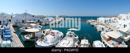 Fischerboote im Hafen von Naoussa, Paros, Kykladen, Griechenland Stockfoto