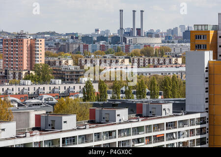 Berlin, Deutschland, Hochhaeuser in Kreuzberg, im Hintergrund das Heizkraftwerk Mitte Stockfoto