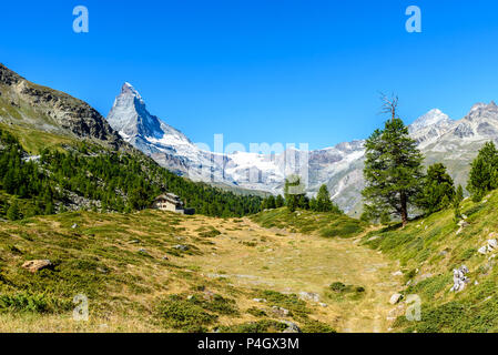 Matterhorn - kleines Dorf mit Häusern, die in der wunderschönen Landschaft von Zermatt, Schweiz Stockfoto