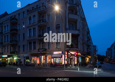 Berlin, Deutschland, unsanated und heruntergekommenen alten Gebäude in der Warschauer Straße Ecke Kopernikusstraße in Berlin-Friedrichshain Stockfoto