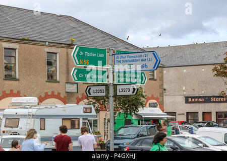 Besetzt irischen Dorf Dunfanaghy im County Donegal Irland. Anmeldung Beiträge in das Zentrum des Dorfes mit Menschen in der belebten zentralen Parkplatz. Stockfoto