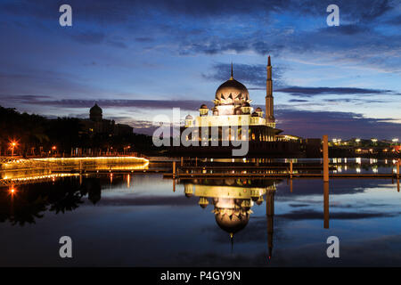 Die Putra-Moschee befindet sich in Putrajaya, Malaysia. Stockfoto