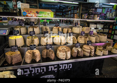 Tel Aviv, Israel - 20. April 2017: Halva, orientalische Süßigkeiten auf Carmel Markt - Tel Aviv Stockfoto