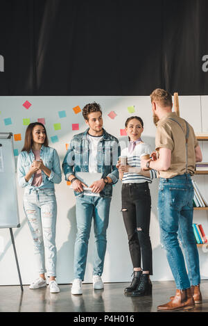 Diverse Business Team Ideen diskutieren in hellen Arbeitsbereich Stockfoto