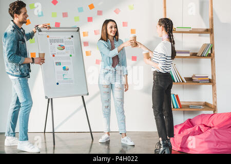 Professionelle business Kollegen Mann und Frauen gemeinsam Kaffee und gemeinsam in modernen Büro Stockfoto
