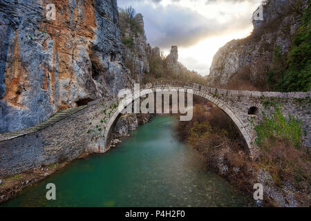 Alte Arch Brücken über die Vikos Schlucht im Norden Griechenlands im April 2018 getroffen Stockfoto