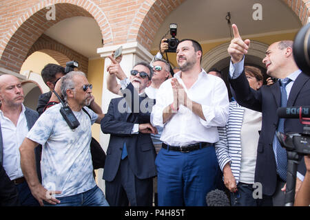 Rom, Italien. 21 Juni, 2018. Innenminister Matteo Salvini und den Präsidenten der Region Latium besuchen Sie die Villen des italienischen Staates zugunsten des Casamonica Familie im Bereich Romanina beschlagnahmt am Stadtrand von Rom Quelle: Matteo Nardone/Pacific Press/Alamy leben Nachrichten Stockfoto