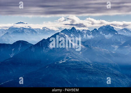 Blick von hafelekarspitze in Innsbruck zu Bergwelt des Stubaitals und Innsbruck, Österreich Stockfoto