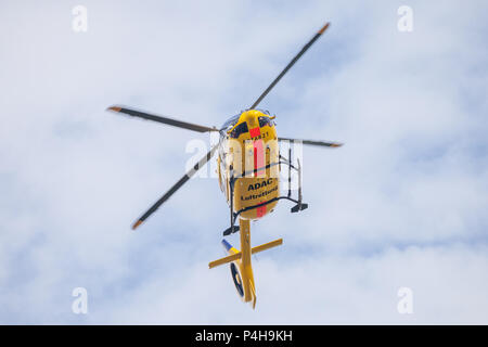 FELDKIRCHEN/Deutschland - Juni 09, 2018: Eurocopter EC-135 ADAC "Luftrettung" fliegt über Landung Seite. Notarzt, Notarzt. Stockfoto