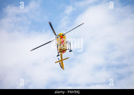 FELDKIRCHEN/Deutschland - Juni 09, 2018: Eurocopter EC-135 ADAC "Luftrettung" fliegt über Landung Seite. Notarzt, Notarzt. Stockfoto