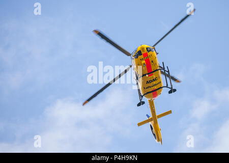 FELDKIRCHEN/Deutschland - Juni 09, 2018: Eurocopter EC-135 ADAC "Luftrettung" fliegt über Landung Seite. Notarzt, Notarzt. Stockfoto