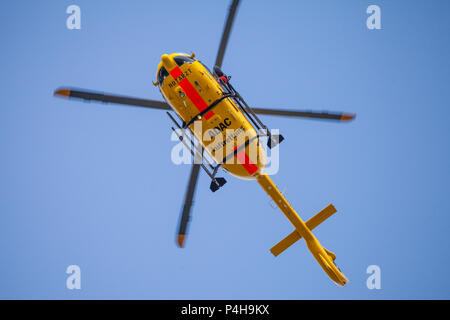 FELDKIRCHEN/Deutschland - Juni 09, 2018: Eurocopter EC-135 ADAC "Luftrettung" fliegt über Landung Seite. Notarzt, Notarzt. Stockfoto