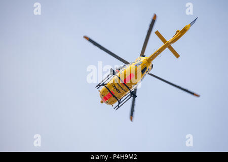 FELDKIRCHEN/Deutschland - Juni 09, 2018: Eurocopter EC-135 ADAC "Luftrettung" fliegt über Landung Seite. Notarzt, Notarzt. Stockfoto