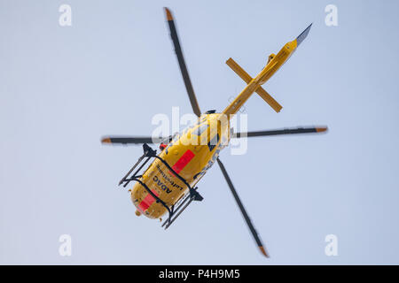 FELDKIRCHEN/Deutschland - Juni 09, 2018: Eurocopter EC-135 ADAC "Luftrettung" fliegt über Landung Seite. Notarzt, Notarzt. Stockfoto