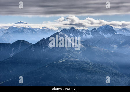 Blick von hafelekarspitze in Innsbruck zu Bergwelt des Stubaitals und Innsbruck, Österreich Stockfoto