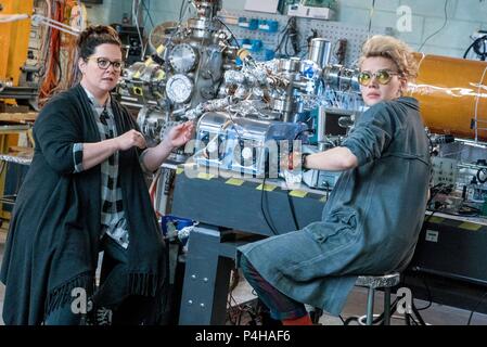 Original Film Titel: Ghostbusters. Englischer Titel: Ghostbusters. Regisseur: PAUL FEIG. Jahr: 2016. Stars: MELISSA MCCARTHY; KATE MCKINNON. Credit: BERGSTEN MUSIC/Columbia Pictures/FEIGCO ENTERTAINMENT/LStar/Album Stockfoto