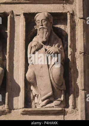 ESTATUA DEL CORO PETREO ROMANICO (SIGLO XII) REUTILIZADA EN LA PUERTA SANTA TAMBIEN LLAMADA DEL PERDON. Autor: Meister Mateo (C. 1150 - C. 1200). Lage: CATEDRAL - AUSSEN, SANTIAGO DE COMPOSTELA, La Coruña, Spanien. Stockfoto