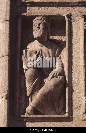 ESTATUA DEL CORO PETREO ROMANICO (SIGLO XII) REUTILIZADA EN LA PUERTA SANTA TAMBIEN LLAMADA DEL PERDON. Autor: Meister Mateo (C. 1150 - C. 1200). Lage: CATEDRAL - AUSSEN, SANTIAGO DE COMPOSTELA, La Coruña, Spanien. Stockfoto