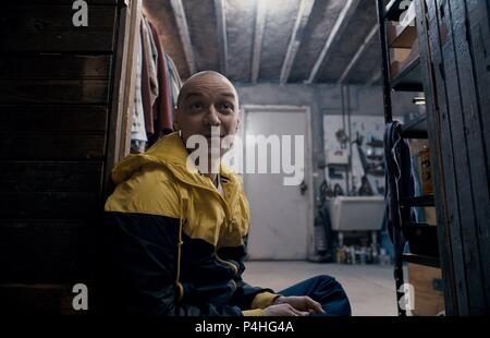 Original Film Titel: Teilen. Englischer Titel: SPLIT. Regisseur: M.NIGHT SHYAMALAN. Jahr: 2016. Stars: JAMES MCAVOY. Credit: BLINDING EDGE PICTURES/BLUMHOUSE PRODUKTIONEN/Album Stockfoto