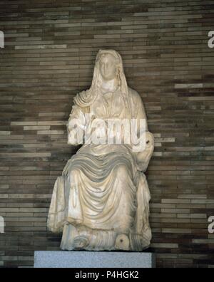 ESCULTURA DE CERES SENTADA CON MANTO - marmol - SIGLO I. LAGE: MUSEO NACIONAL DE ARTE ROMANO, Merida, Badajoz, Spanien. Stockfoto