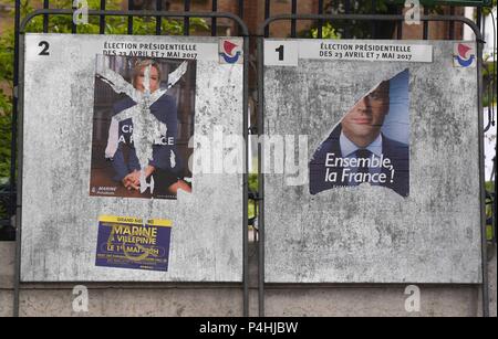 April 29, 2017 - Paris, Frankreich: unkenntlich Wahlen Plakate der beiden französischen Präsidentschaftskandidaten Emmanuel Längestrich und Marine Le Pen, bis in der Nähe ein stimmzettel Zentrum stellen, bevor der Run-off. Officielles electorales Affiches pour le deuxieme Tour de la presidentielle. Stockfoto