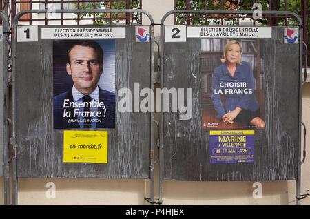 April 29, 2017 - Paris, Frankreich: unkenntlich Wahlen Plakate der beiden französischen Präsidentschaftskandidaten Emmanuel Längestrich und Marine Le Pen, bis in der Nähe ein stimmzettel Zentrum stellen, bevor der Run-off. Officielles electorales Affiches pour le deuxieme Tour de la presidentielle. Stockfoto