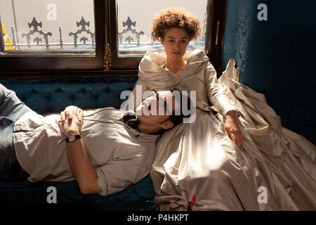 Original Film Titel: ANNA KARENINA. Englischer Titel: ANNA KARENINA. Regisseur: Joe Wright. Jahr: 2012. Stars: KEIRA KNIGHTLEY; Joe Wright. Credit: STUDIO CANAL/WORKING TITLE FILMS/Album Stockfoto