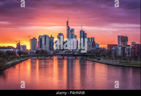 Frankfurter Skyline und den Main bei Sonnenuntergang Stockfoto