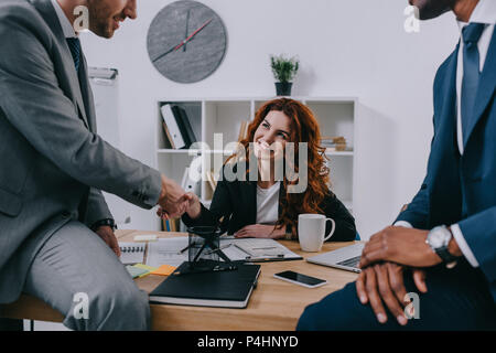 Team der multikulturellen Geschäftsleute in Treffen im Büro Stockfoto