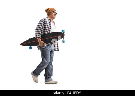 Volle Länge Profil Schuß eines älteren Skater mit einem Longboard gehen auf weißem Hintergrund Stockfoto