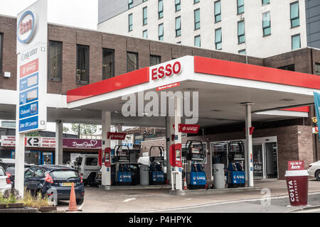 Fahrzeuge bei einer Esso Tankstelle im Zentrum von Birmingham, West Midlands, England, Großbritannien Stockfoto