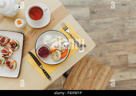 Blick von oben auf die lecker gesundes Frühstück mit Kaffee auf hölzernen Tisch Set Stockfoto