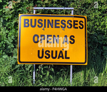 Business Open wie üblich, Business Open wie üblich, gelbes Verkehrsschild Stockfoto