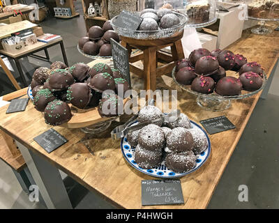 Riesige Teacakes, M5 Gloucester Hofladen Raststätte, Gloucestershire, England, Großbritannien Stockfoto