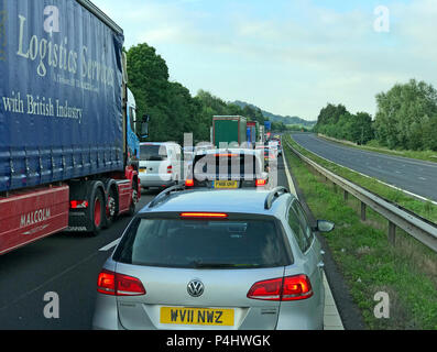 M5 Stau, mit leerer gegenüberliegender Autobahn, Verspätungen auf der Autobahn, England, UK-Straßennetz Stockfoto