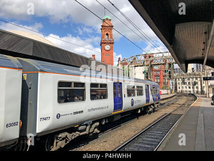Verzögert elektrische Northern Railway WWU Zug am Bahnhof Manchester Oxford Road, North West England, Großbritannien Stockfoto
