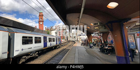 Verzögert elektrische Northern Railway WWU Zug am Bahnhof Manchester Oxford Road, North West England, Großbritannien Stockfoto