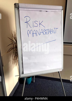 Weiß Office Flipchart mit Risikomanagement auf geschrieben Stockfoto