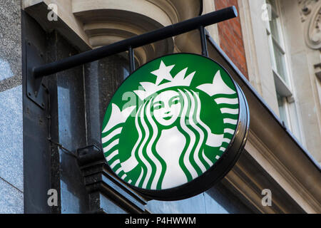 LONDON, UK, 16. Februar 2018: Die Starbucks Logo außerhalb eines ihrer vielen Coffee Shops in London, am 16. Februar 2018. Stockfoto