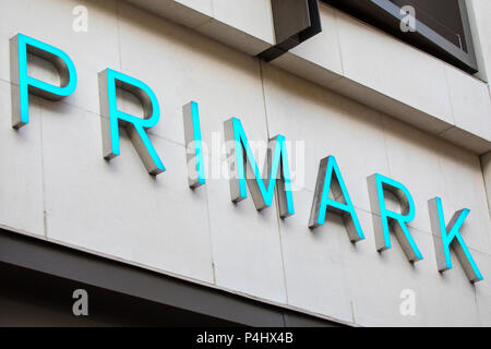 LONDON, UK, 16. Februar 2018: Die Primark Logo über dem Eingang zu Ihrem Store auf der Oxford Street in London, am 16. Februar 2018. Stockfoto