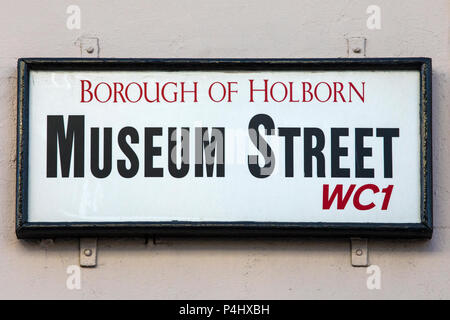 LONDON, UK, 16. Februar 2018: ein Straßenschild für Museum Straße im Bloomsbury Viertel von London, am 16. Februar 2018. Stockfoto