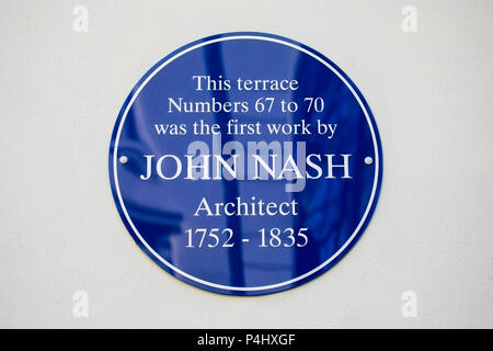 LONDON, UK, 16. Februar 2018: Eine blaue Plakette markiert die Position der ersten Arbeit von dem berühmten Architekten John Nash auf Great Russell Street in London. Stockfoto