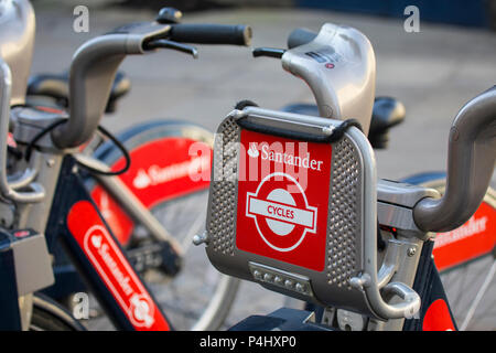 LONDON, UK, 16. Februar 2018: Nahaufnahme der Santander Bank Logo auf einer der Santander Fahrräder - einen öffentlichen Fahrradverleih in London - o Stockfoto