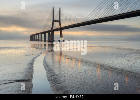Vasco-da-Gama-Brücke Landschaft bei Sonnenaufgang. Eine der längsten Brücken der Welt. Lissabon ist ein tolles Reiseziel, weil ihr Licht. Stockfoto