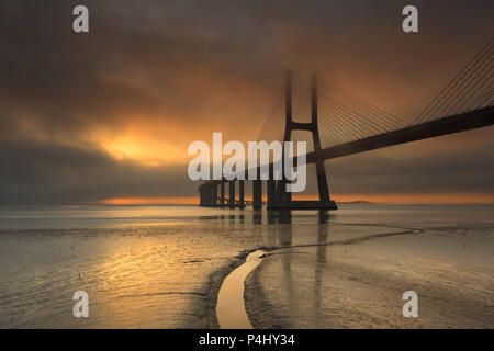 Vasco-da-Gama-Brücke Landschaft bei Sonnenaufgang. Eine der längsten Brücken der Welt. Lissabon ist ein tolles Reiseziel, weil ihr Licht. Stockfoto