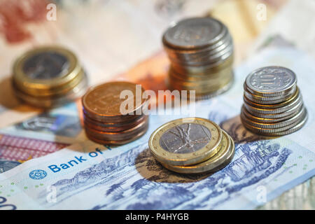 Währung, Geldscheine und Münzen aus verschiedenen Ländern Stockfoto