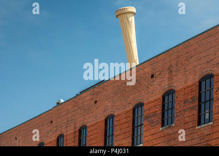 Louisville, Kentucky - der Griff eines 120-Fuß-tallk Baseballschläger ragt über die Louisville Slugger Museum und Fabrik. Stockfoto