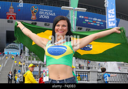 Ein Brasilien fan Zeigt ihre Unterstützung im Vorfeld der FIFA WM Gruppe E Spiel im Stadion St. Petersburg, Russland. Stockfoto