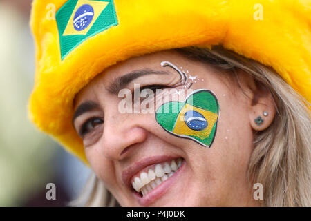 Ein Brasilien fan Zeigt ihre Unterstützung im Vorfeld der FIFA WM Gruppe E Spiel im Stadion St. Petersburg, Russland. Stockfoto